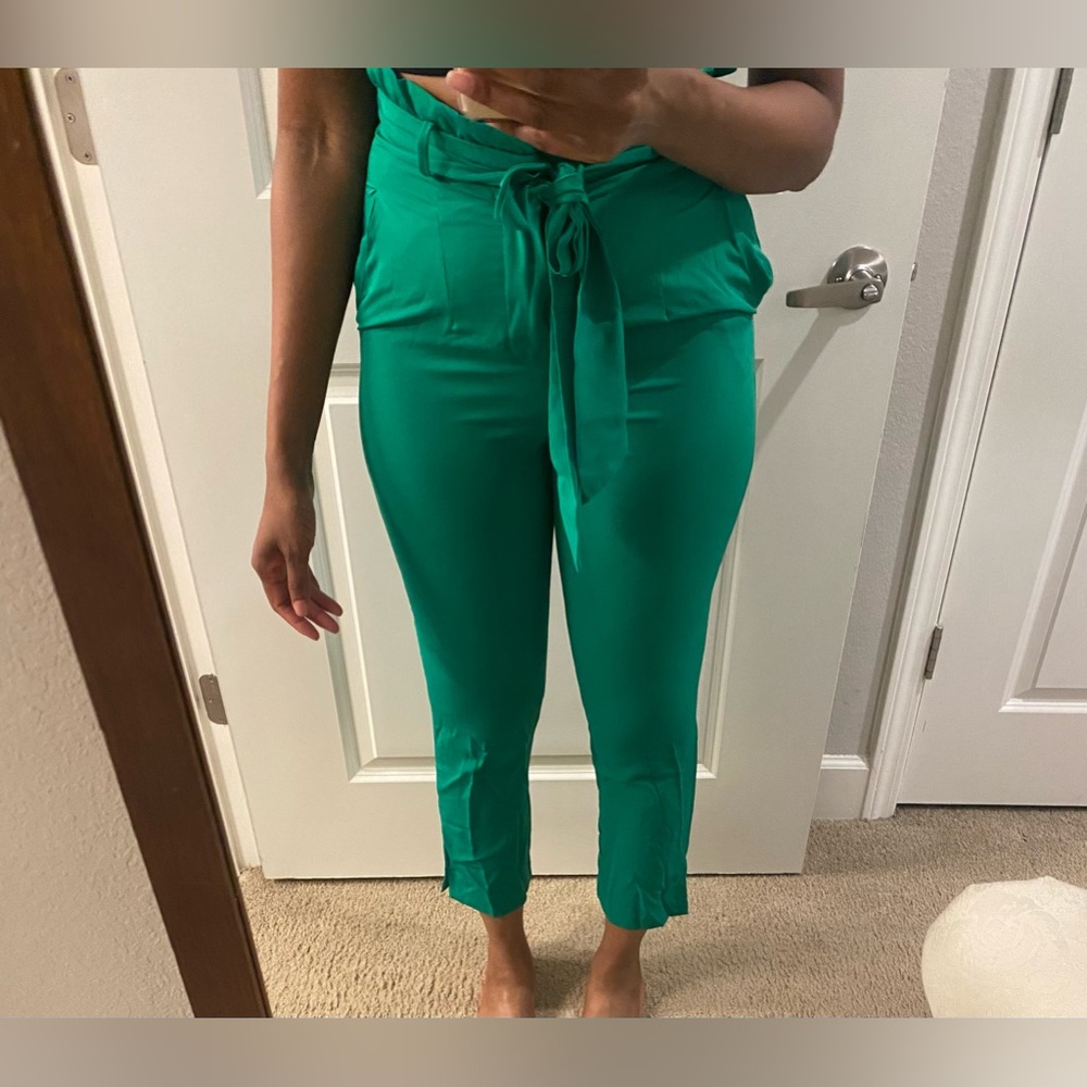 Green ankle length trousers..